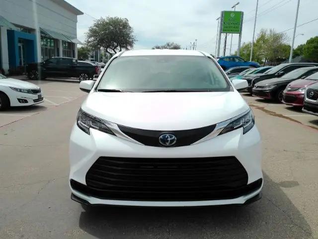 2023 Toyota Sienna LE