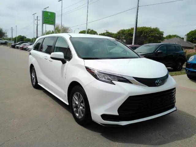 2023 Toyota Sienna LE