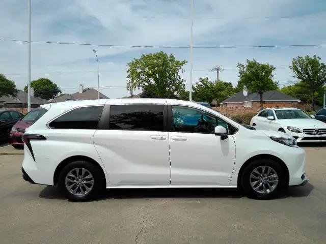 2023 Toyota Sienna LE