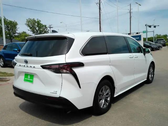 2023 Toyota Sienna LE