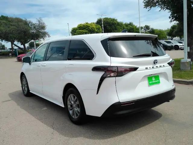 2023 Toyota Sienna LE