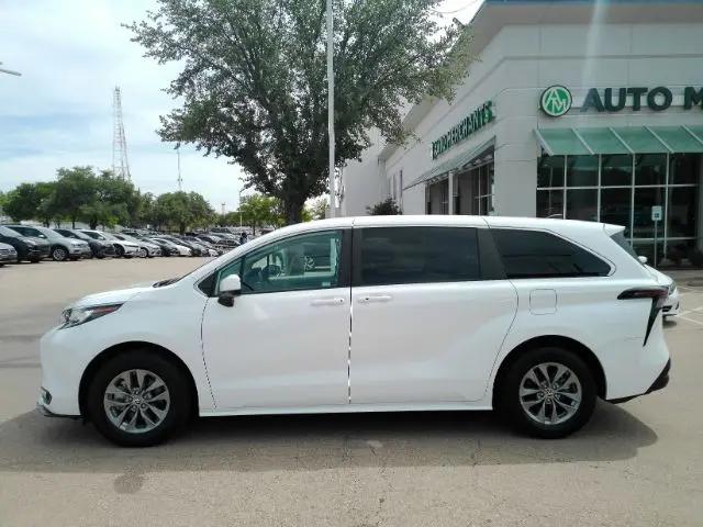 2023 Toyota Sienna LE