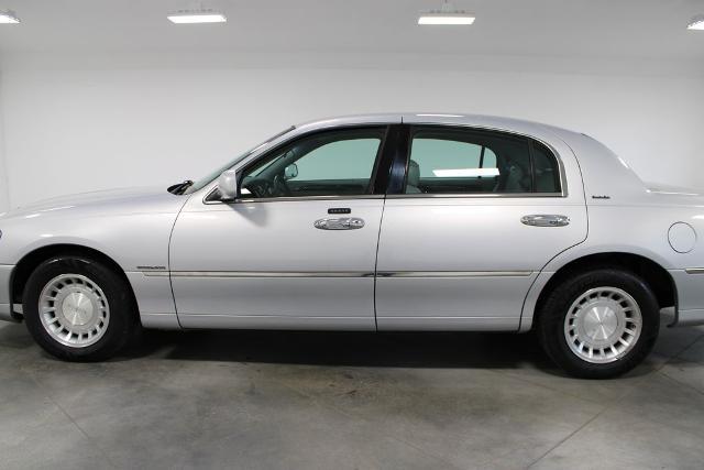 2002 Lincoln Town Car Executive
