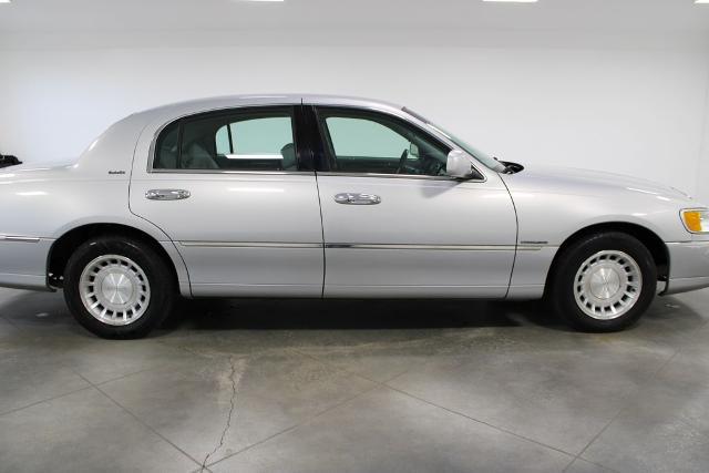 2002 Lincoln Town Car Executive