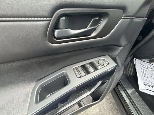 2025 Nissan Pathfinder SV FWD