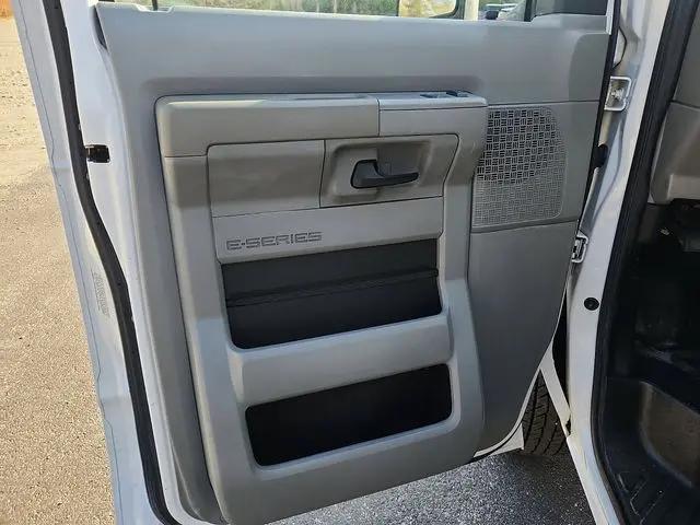 2015 Ford E-350 Cutaway E-350
