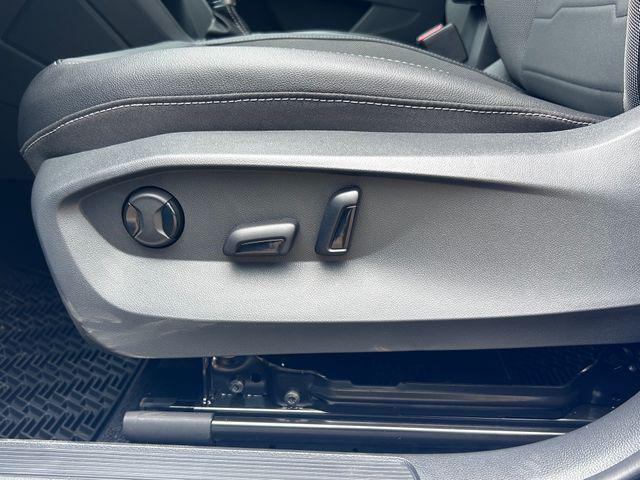 2026 Volkswagen Taos SE Black