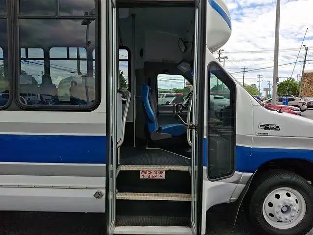 2005 Ford E-450 Cutaway E-450