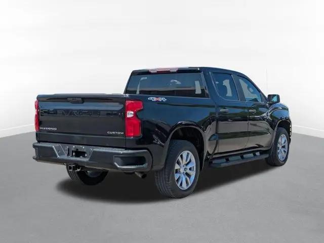2022 Chevrolet Silverado 1500 4WD Crew Cab Short Bed Custom