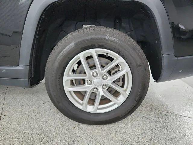 2024 Jeep Grand Cherokee L Laredo 4x2