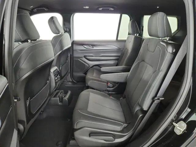 2024 Jeep Grand Cherokee L Laredo 4x2