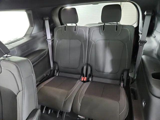 2024 Jeep Grand Cherokee L Laredo 4x2