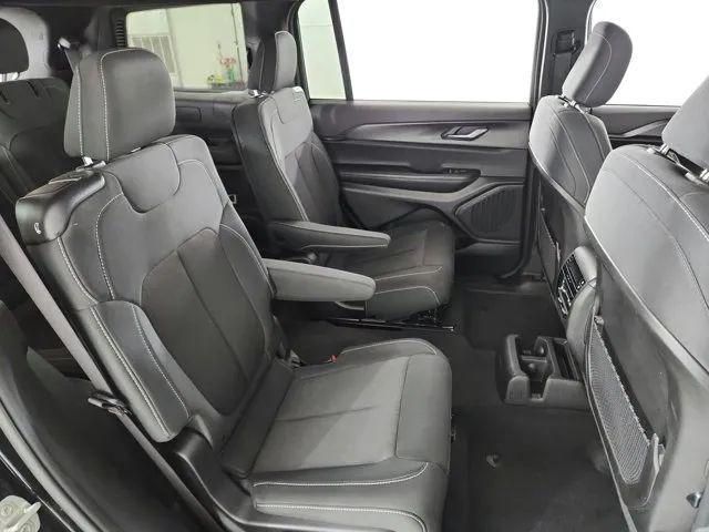 2024 Jeep Grand Cherokee L Laredo 4x2