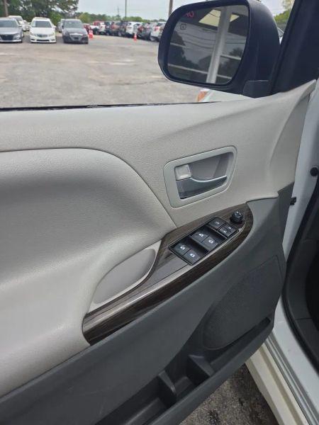 2018 Toyota Sienna XLE 8 Passenger
