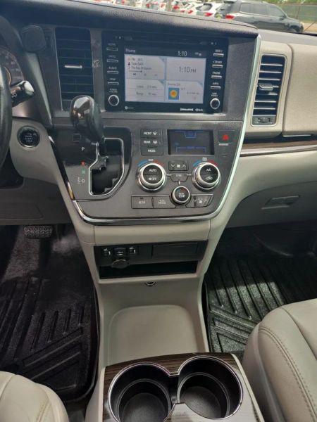 2018 Toyota Sienna XLE 8 Passenger