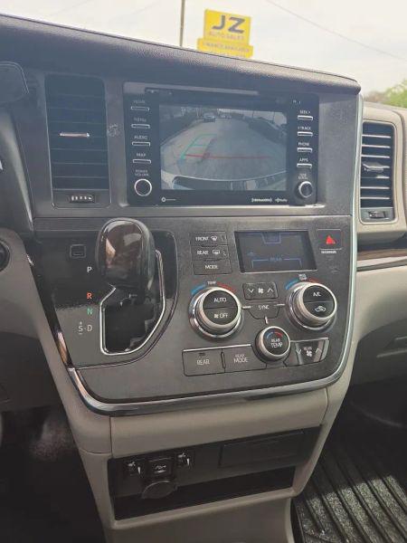 2018 Toyota Sienna XLE 8 Passenger