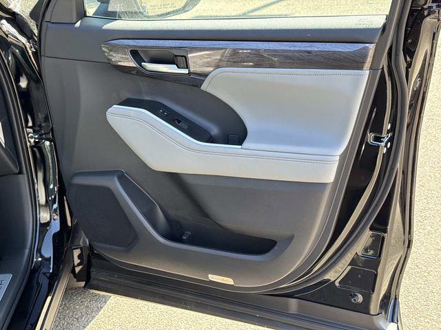 2026 Toyota Highlander Limited - Photo 8