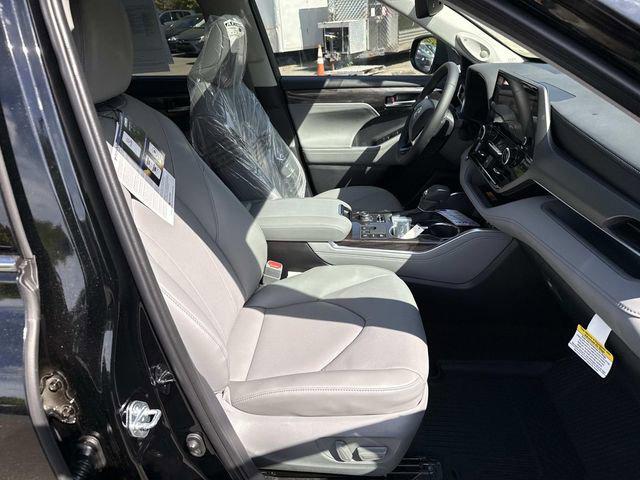 2026 Toyota Highlander Limited - Photo 9
