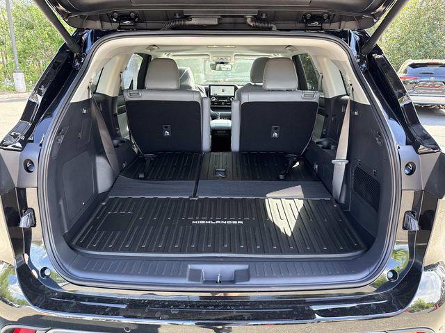 2026 Toyota Highlander Limited - Photo 12