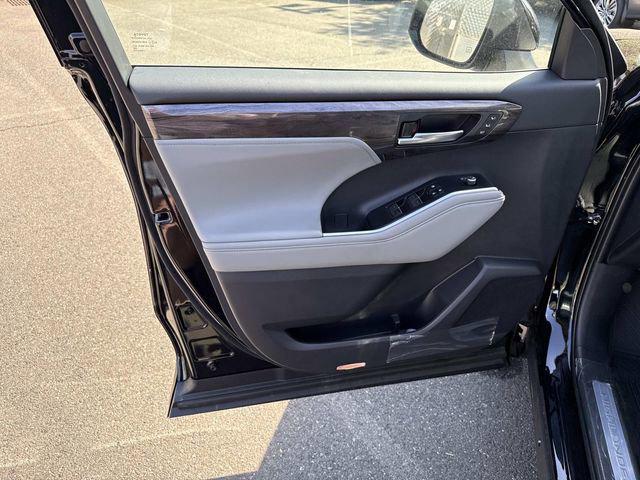 2026 Toyota Highlander Limited - Photo 13