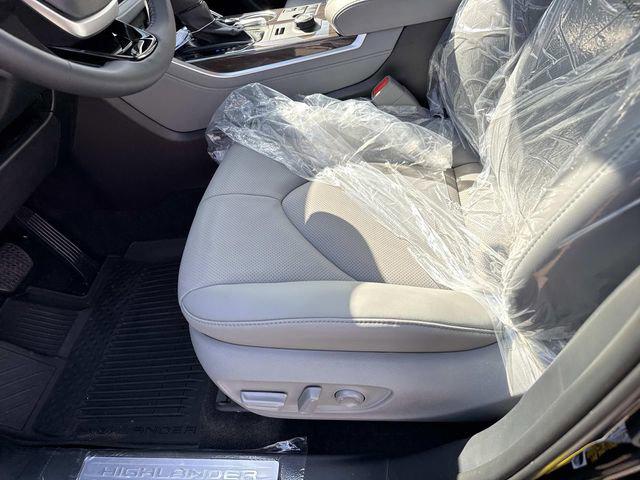 2026 Toyota Highlander Limited - Photo 15