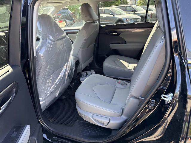 2026 Toyota Highlander Limited - Photo 17