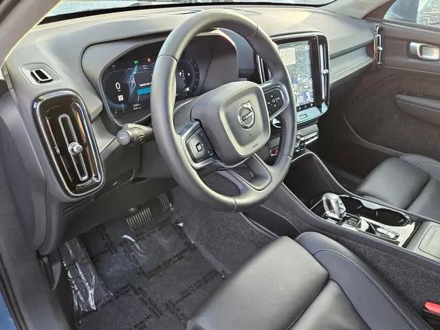 2025 Volvo XC40 B5 Plus Bright Theme