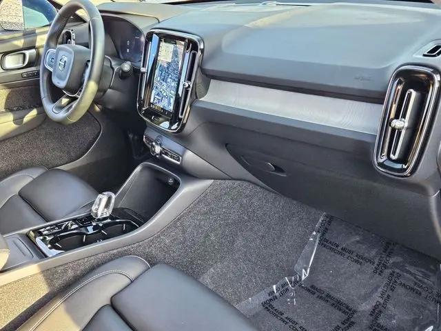 2025 Volvo XC40 B5 Plus Bright Theme