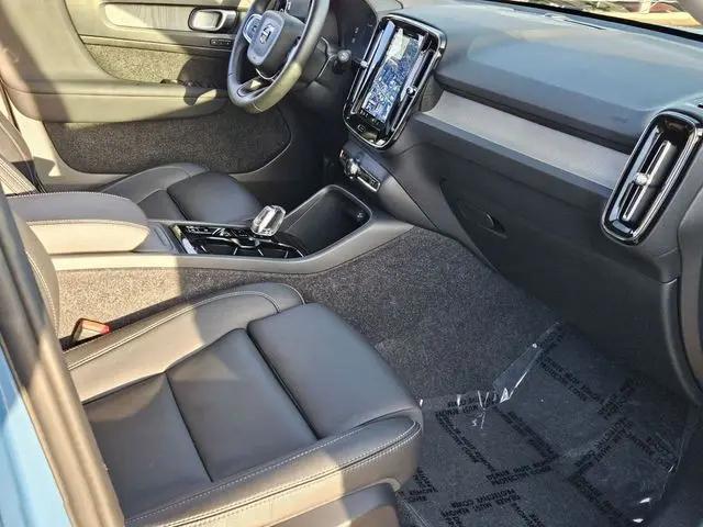 2025 Volvo XC40 B5 Plus Bright Theme