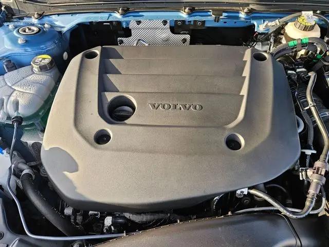 2025 Volvo XC40 B5 Plus Bright Theme