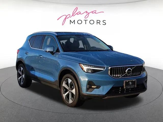 2025 Volvo XC40 B5 Plus Bright Theme