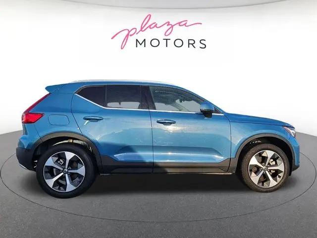 2025 Volvo XC40 B5 Plus Bright Theme