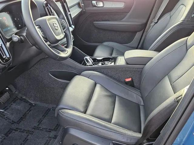 2025 Volvo XC40 B5 Plus Bright Theme