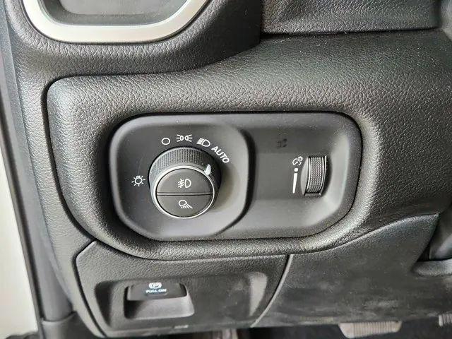2026 Ram 1500 Express Crew Cab 4x4 5'7" Box
