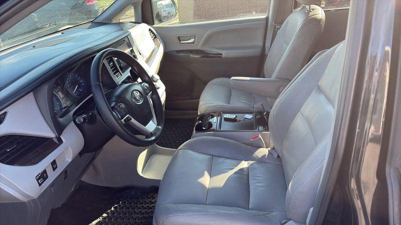 2015 Toyota Sienna XLE 8 Passenger