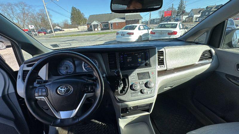 2015 Toyota Sienna XLE 8 Passenger