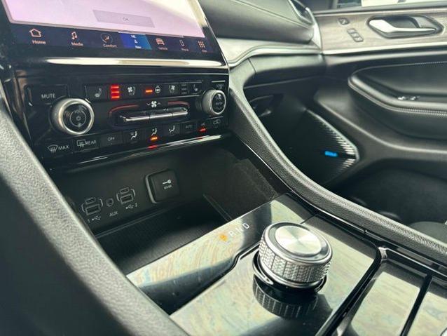 2022 Jeep Grand Cherokee L Overland 4x2