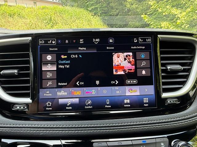 2027 Chrysler Pacifica Select