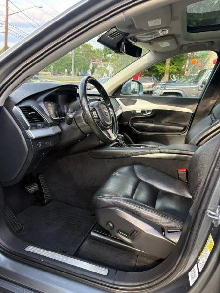 2017 Volvo XC90 T6 Momentum