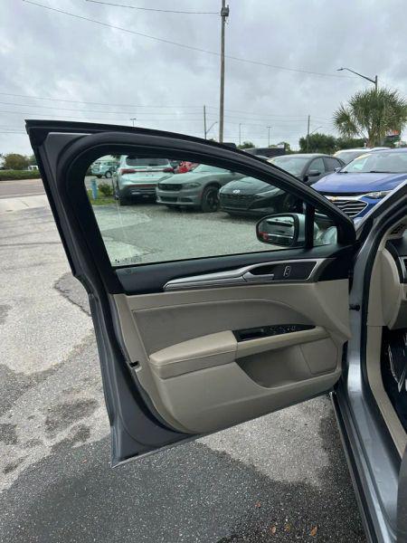 2020 Ford Fusion SE