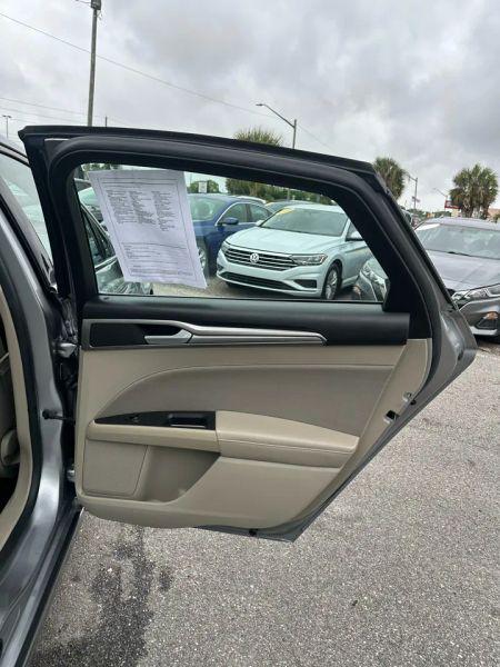 2020 Ford Fusion SE
