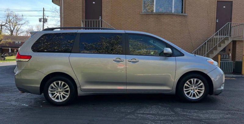 2013 Toyota Sienna XLE V6 8 Passenger