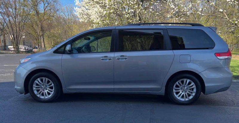 2013 Toyota Sienna XLE V6 8 Passenger
