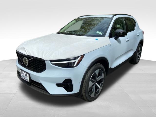 2026 Volvo XC40 Plus, B5 AWD Gas (mild hybrid), Dark