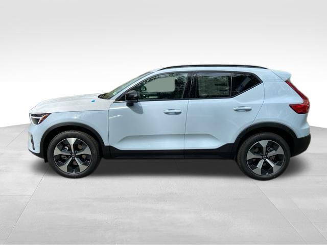 2026 Volvo XC40 Plus, B5 AWD Gas (mild hybrid), Dark