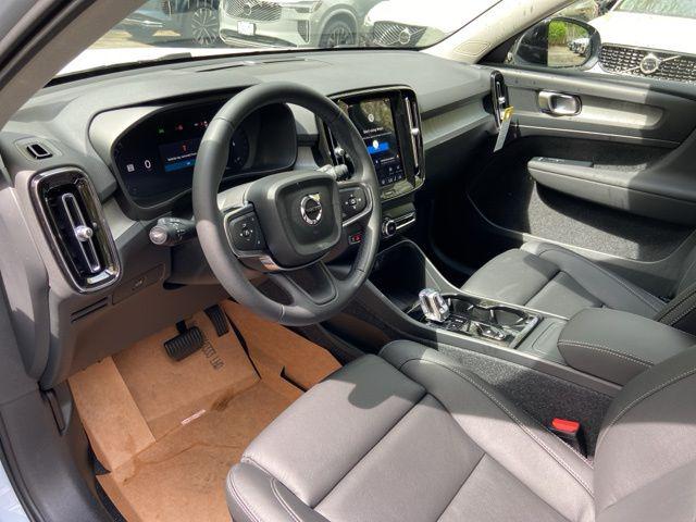 2026 Volvo XC40 Plus, B5 AWD Gas (mild hybrid), Dark