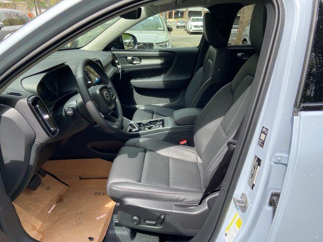 2026 Volvo XC40 Plus, B5 AWD Gas (mild hybrid), Dark