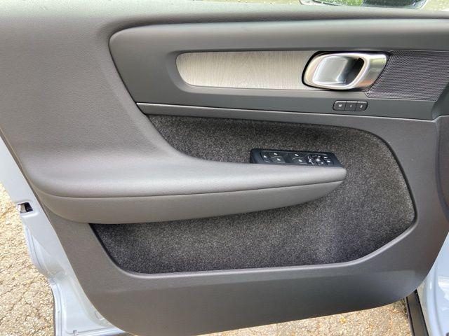 2026 Volvo XC40 Plus, B5 AWD Gas (mild hybrid), Dark