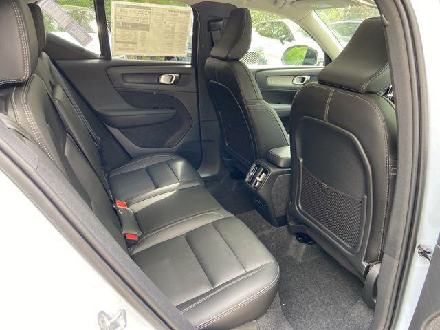 2026 Volvo XC40 Plus, B5 AWD Gas (mild hybrid), Dark