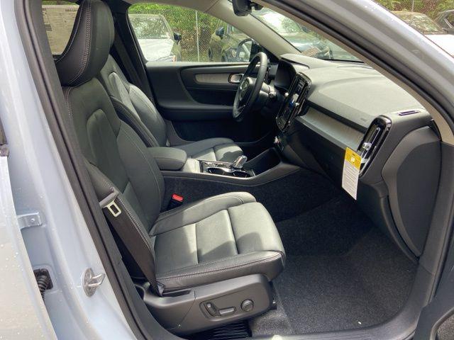 2026 Volvo XC40 Plus, B5 AWD Gas (mild hybrid), Dark